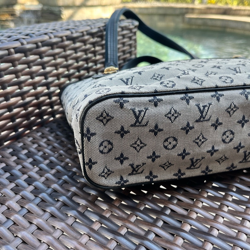 Louis Vuitton Lucille Navy Monogram Bag. Tote style with gold zipper. - Picture 4 of 9